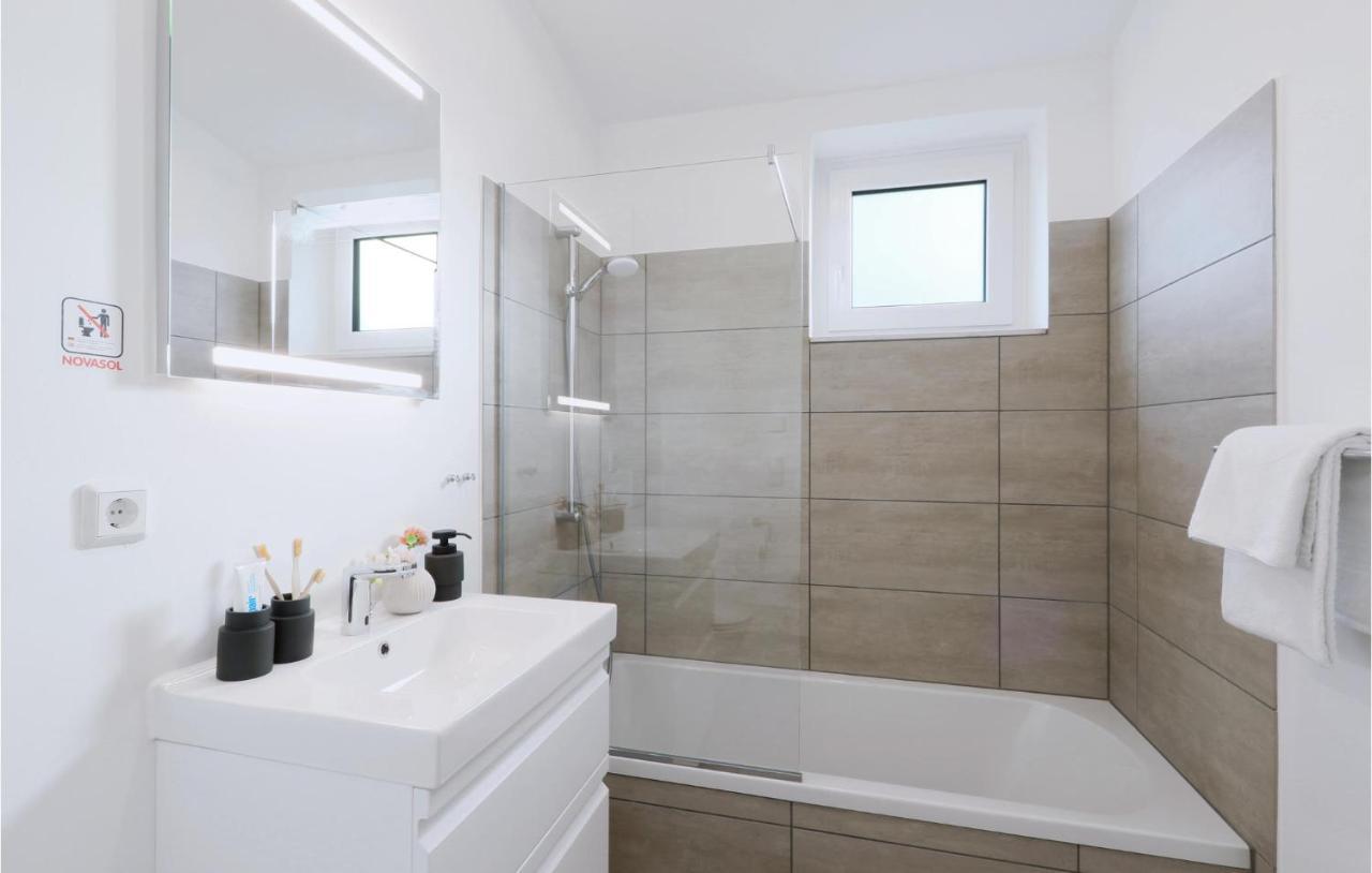 Lovely Home In Lembruch-Duemmer See With Sauna Bagian luar foto